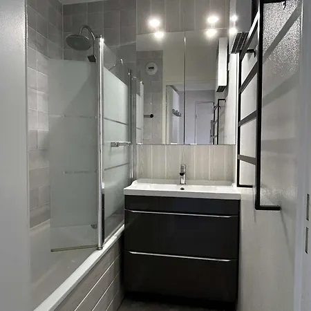 Climatise 2 Pieces, Piscine, Animaux Acceptes, Parking, Proche - Fr-1-225c-152 Apartment